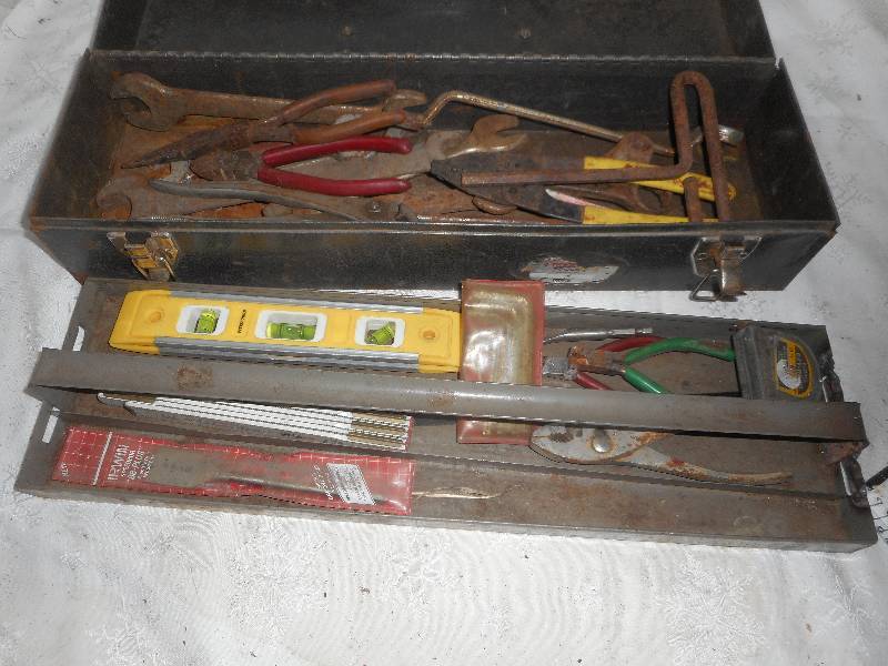 lot 65 image: TOOL BOX AND TOOLS