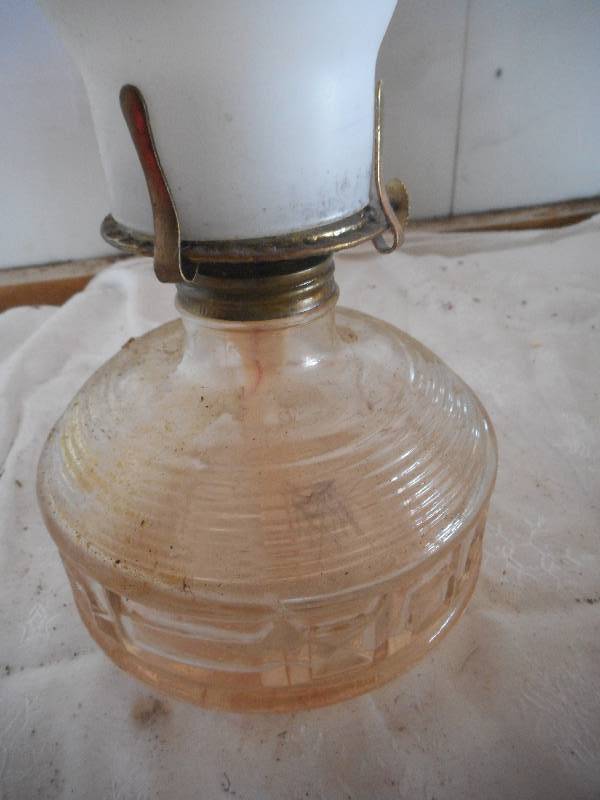 lot 67 image: ANTIQUE GLASS OIL LAMP