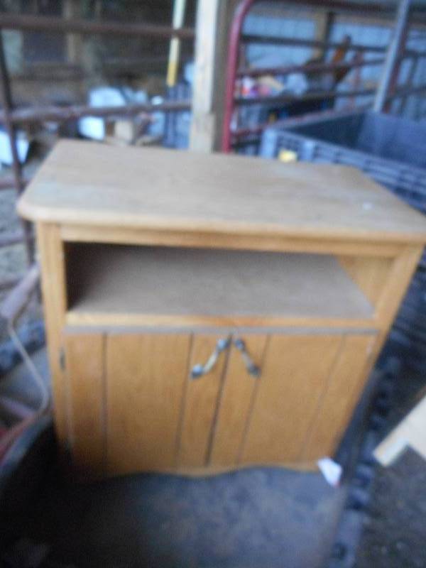 lot 68 image: 2 DOOR 1 DRAWER NIGHT STAND