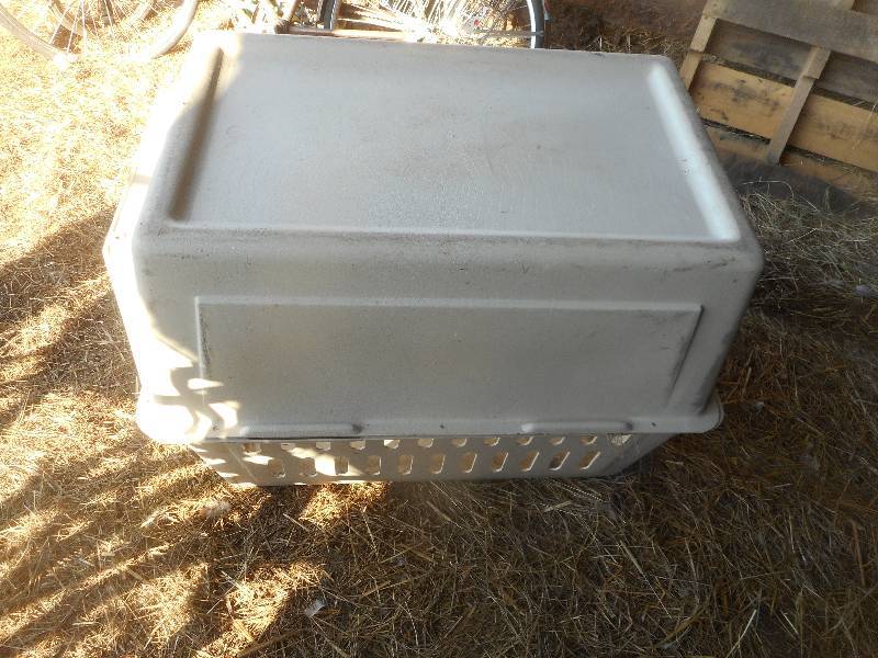 lot 73 image: LARGE DOG CRATE