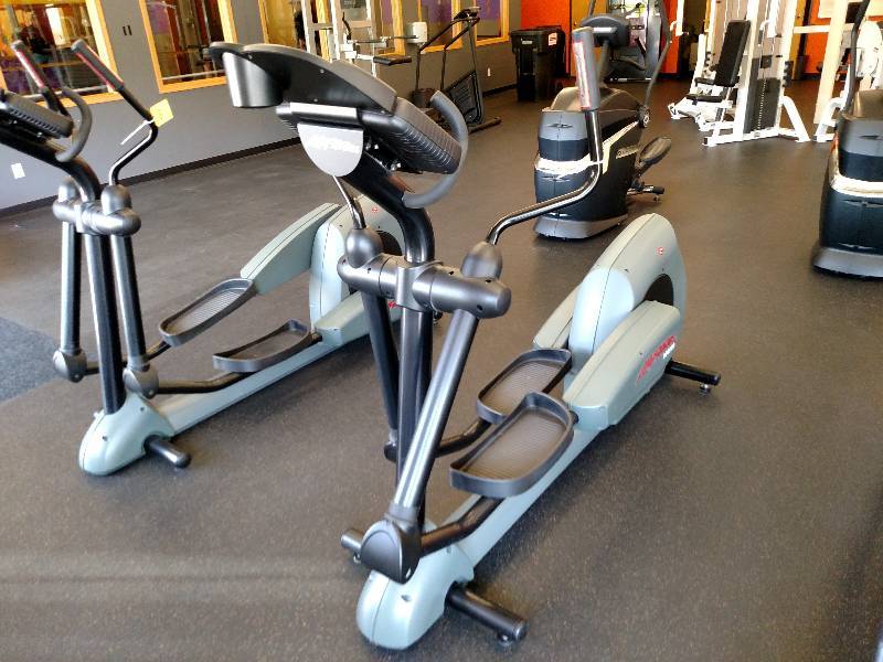lot 7 image: Life Fitness 9500HR Elliptical, Wor...
