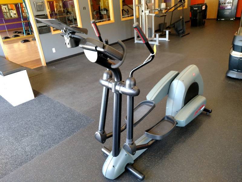 lot 8 image: Life Fitness 9500HR Elliptical, Wor...