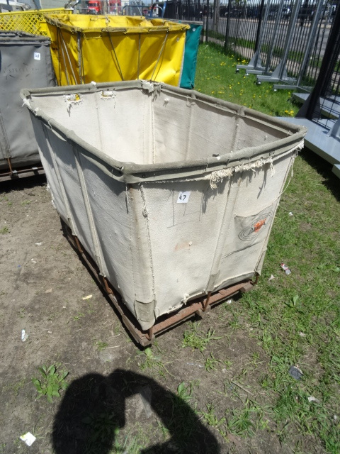 Dandux laundry cart. 23 x 35 x 28...