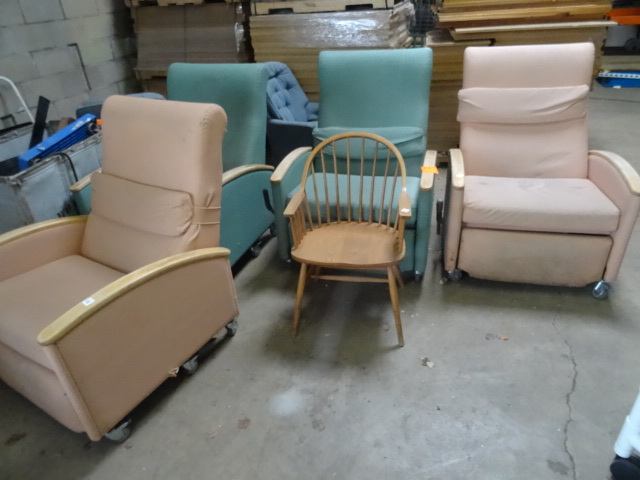4 reclining hospital chairs on whee...