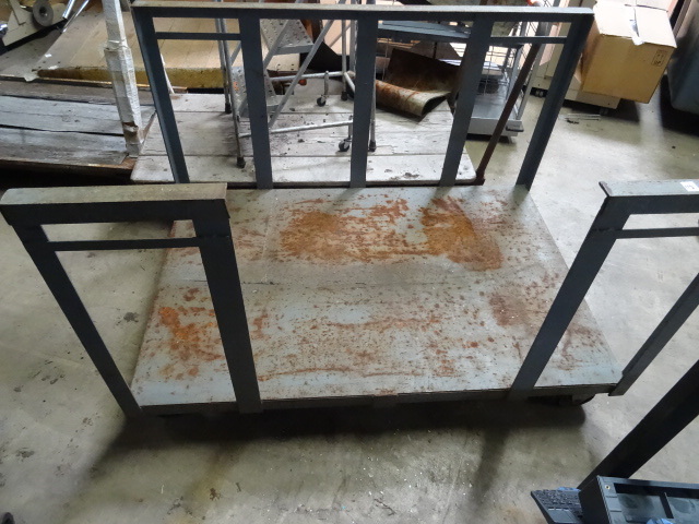 Heavy metal 4 wheel cart. 41 x 60 x...