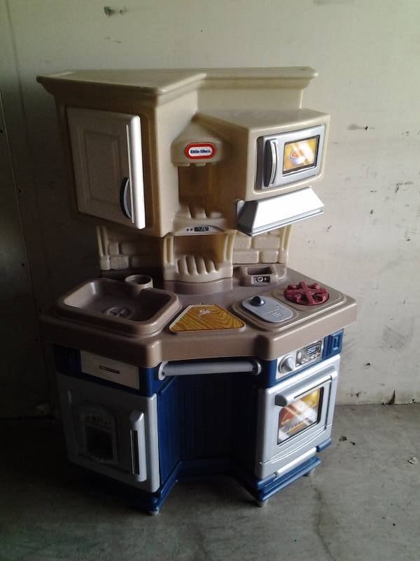 lot 19 image: Little Tikes Kitchen