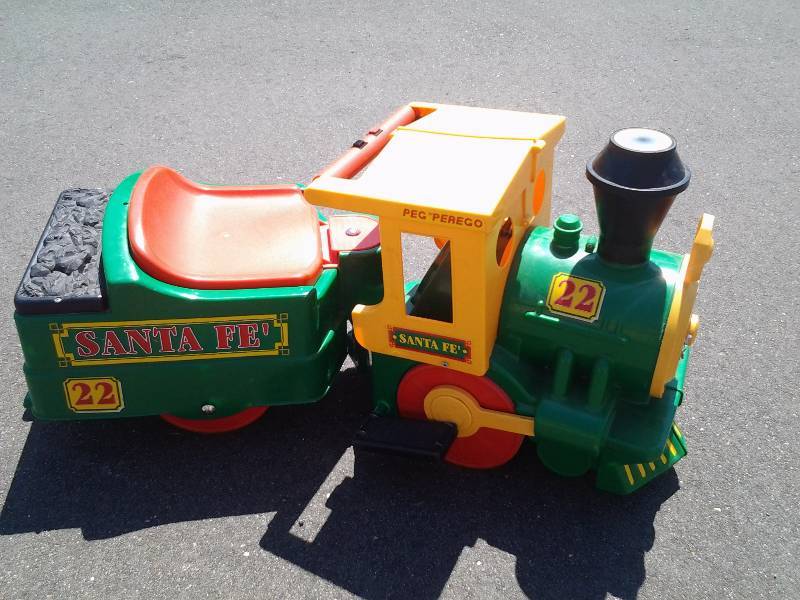 lot 29 image: Santa Fe Peg Perego Kid Ride On Locomotive