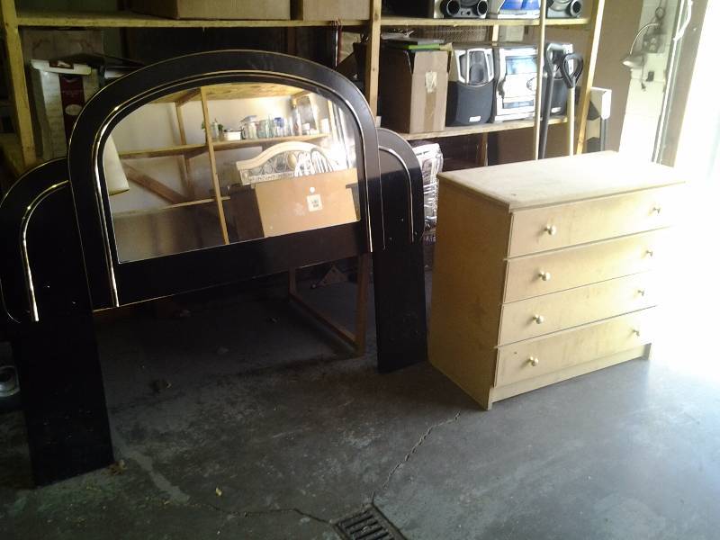 lot 38 image: Full Size Mirrored Head Board, 4 Drawer Dresser 36x17x33