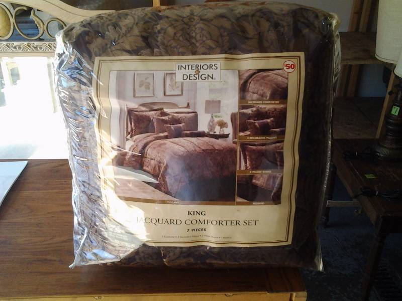 lot 41 image: King Jaquard Comforter 7 Piece Set