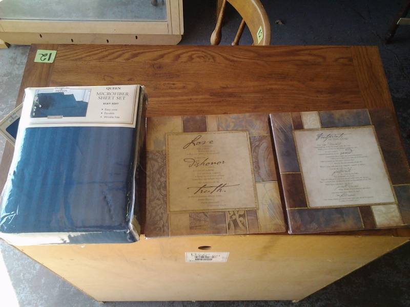 lot 42 image: New Set Of Queen Size Sheets & Wall Hangings