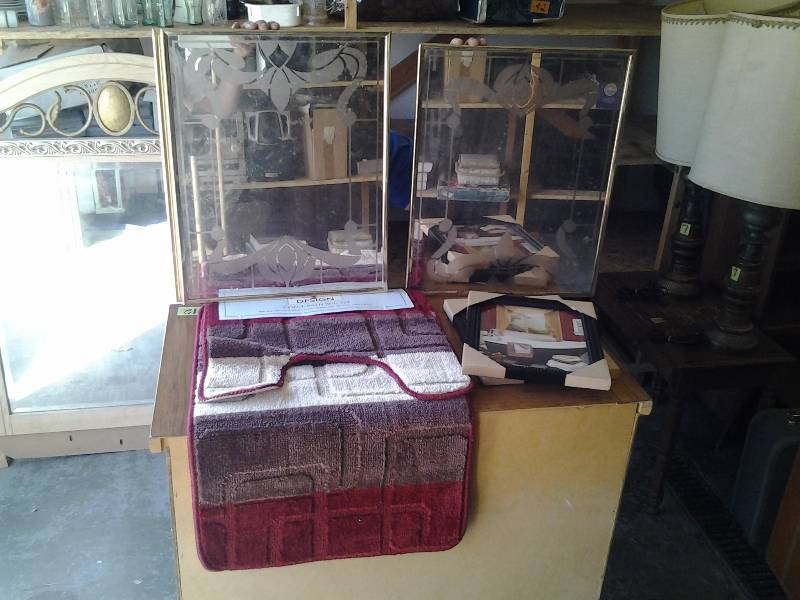 lot 43 image: New Bathroom Rugs, 2 Picture Frames, Framed Etched Accent Mirror 29x36