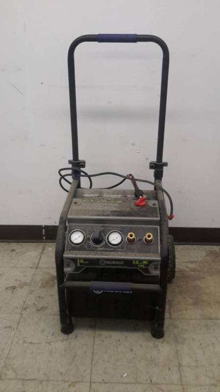 lot 4 image: Air compressor