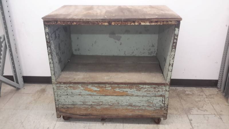 lot 7 image: Metal cart workbench