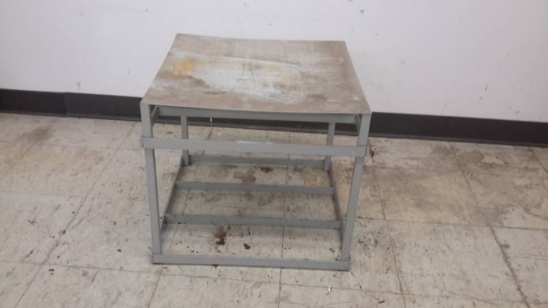 lot 9 image: Metal table