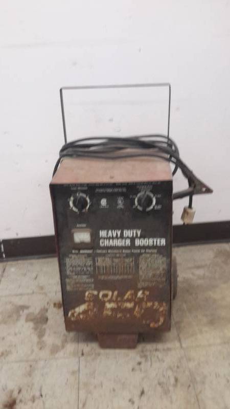lot 10 image: Battery charger