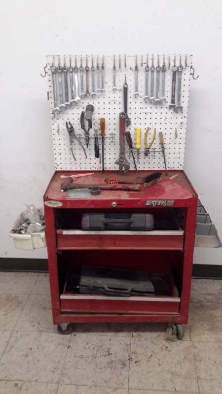 lot 15 image: Tool chest and tools