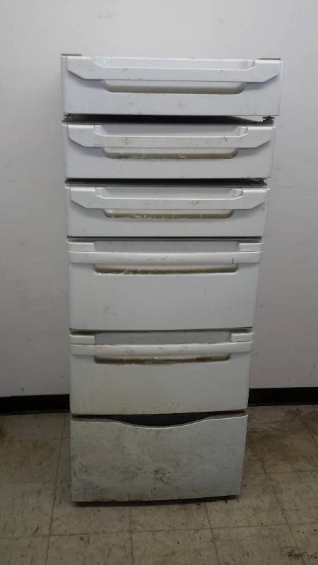 lot 17 image: Appliance pedestals