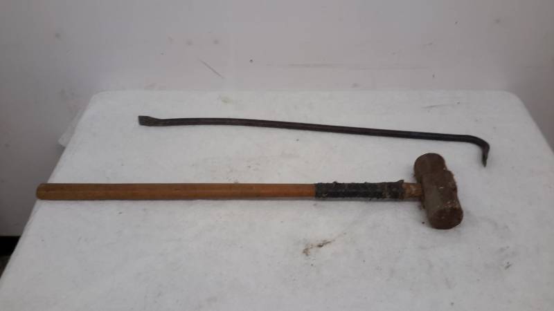 lot 27 image: Sledge hammer and pry bar
