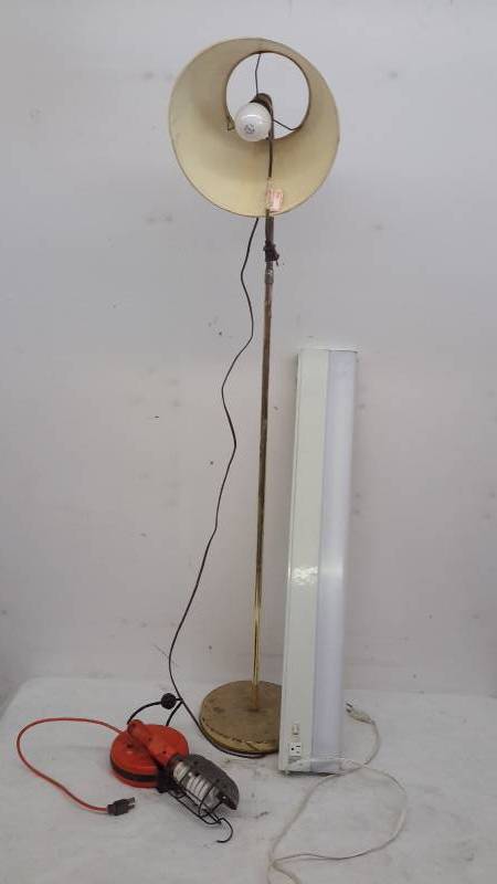 lot 29 image: Lights and lamp