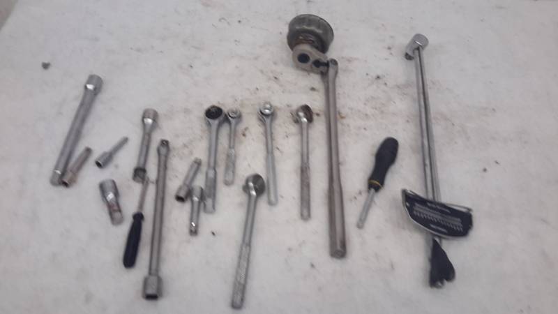 lot 43 image: Ratchets, drivers, extensions, torque wrench