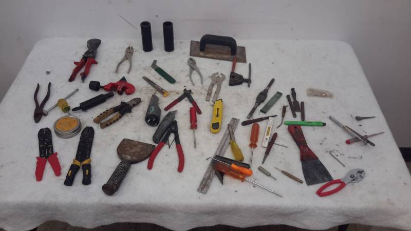 lot 51 image: Pinchers, cutters