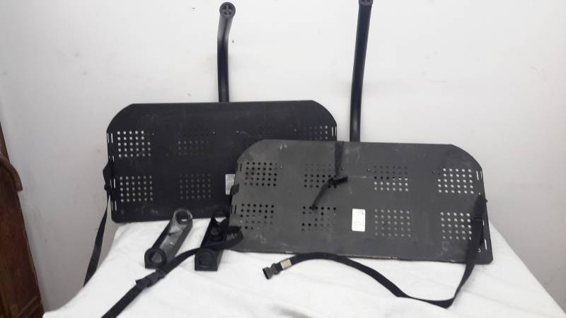 lot 61 image: Pair of wall mount shelves