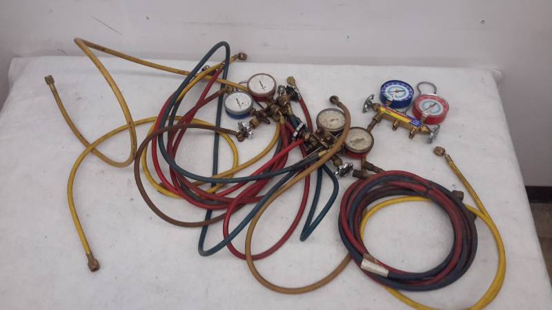 lot 69 image: Refrigerant gauges and hoses