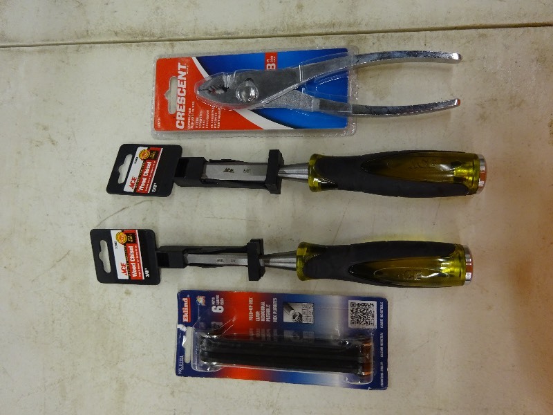 lot 45 image: Wood Chisel 38, 58, Crescent combination slip joint pliers 8