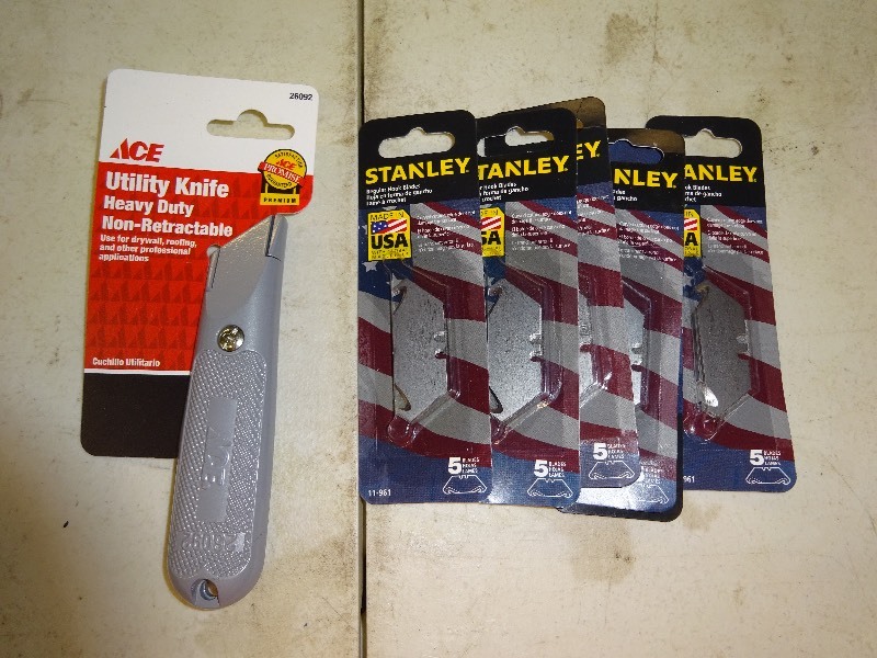 lot 47 image: Utility knife with blades