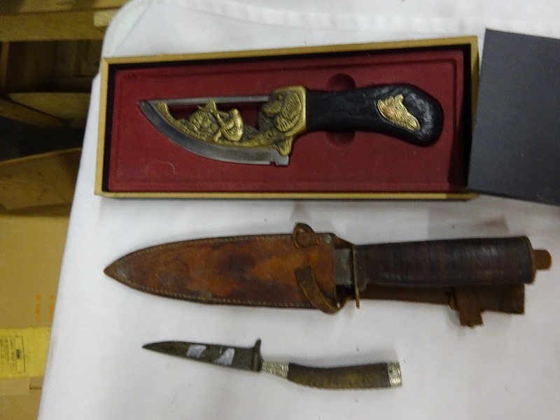 Knife in case, aucr knife, engraved knifein box
