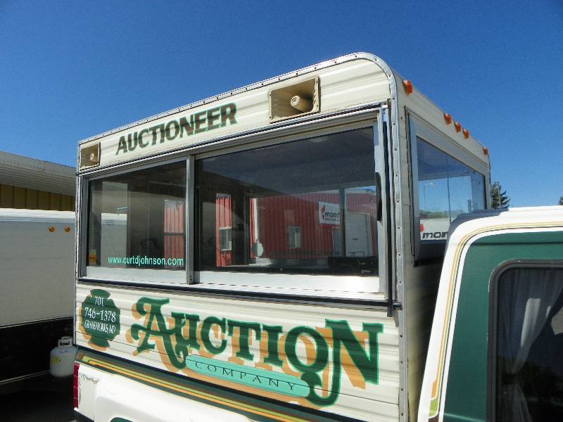 lot 4 image: Auction Topper (topper only)