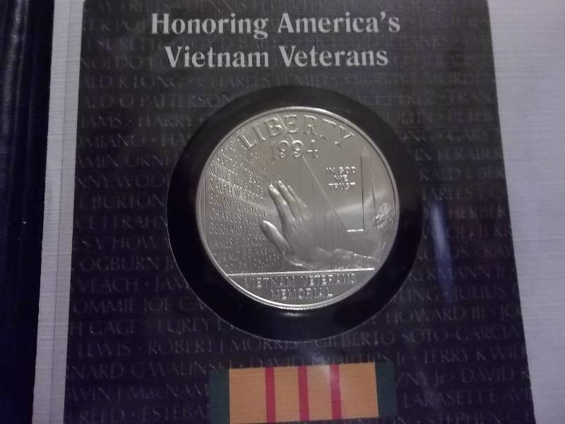 Vietnam Vets coin Commemorative Cover Silver Dollar & Stamps In Collector Case