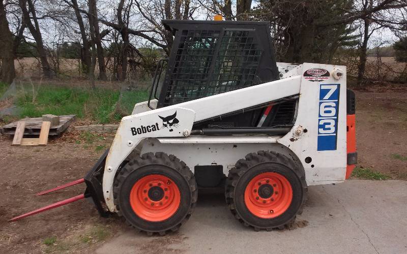 lot 1 image: Bobcat 763 with Bucket, Bale Spear, Extra Tires, Cab Door, GREAT RUNNER