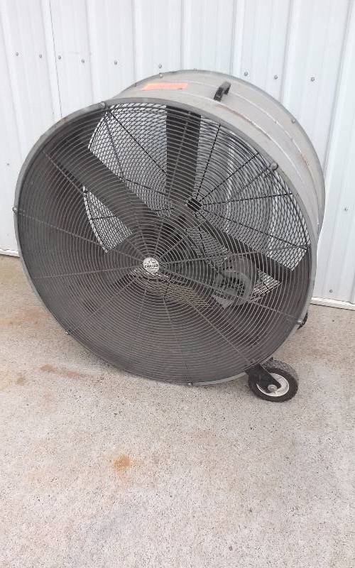 lot 7 image: The Chiller Industrial Fan, 42 round, on wheels for easy moving.