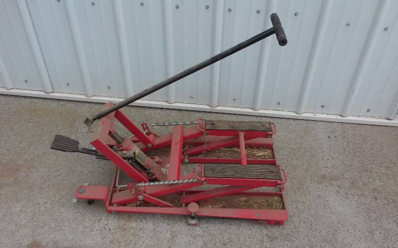 lot 11 image: Larin 1500lbs Motorcycle ATV Jack