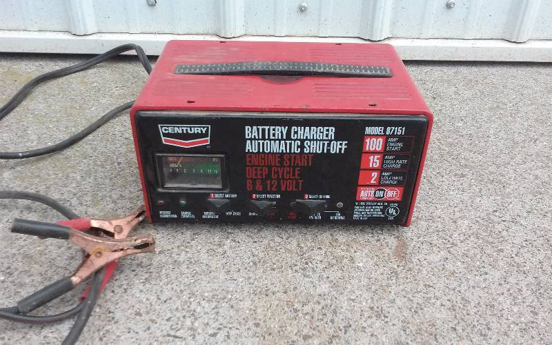 lot 13 image: Century Battery Charger, 100152