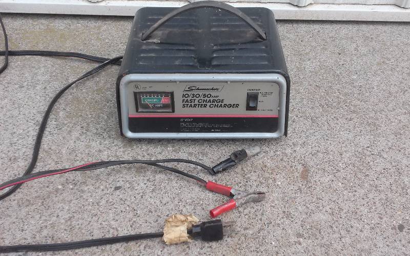 lot 21 image: Schumacher Battery Charger