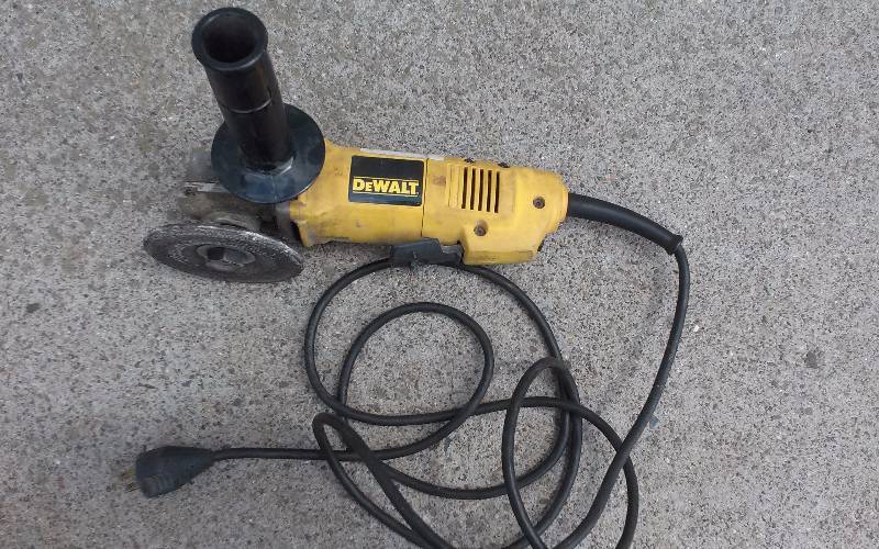 lot 23 image: Dewalt Grinder