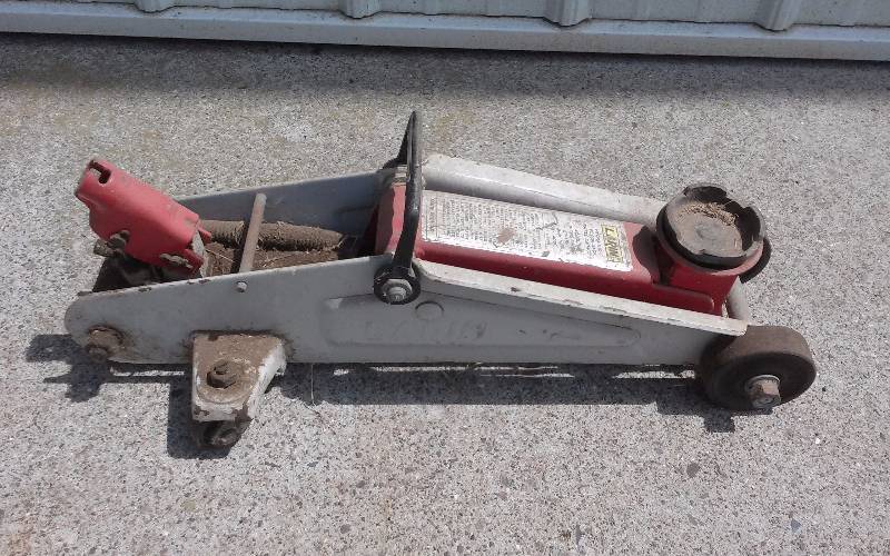lot 28 image: Larin Hydraulic Floor Jack, 4000lb
