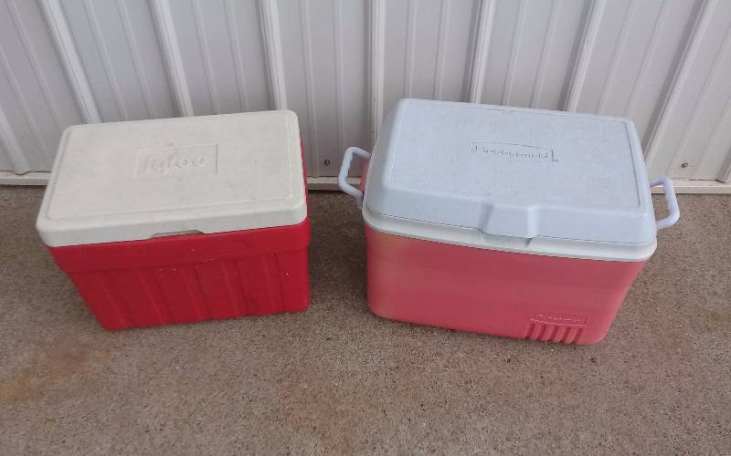 lot 36 image: Lot - Igloo Cooler & Rubbermaid Cooler