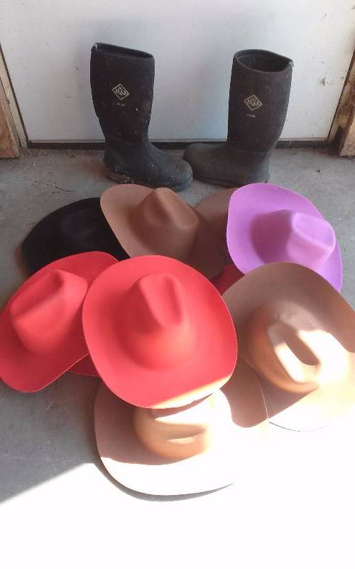 lot 68 image: Lot - Muck Chore Rubber Boots, Sz 56, Felt Hats