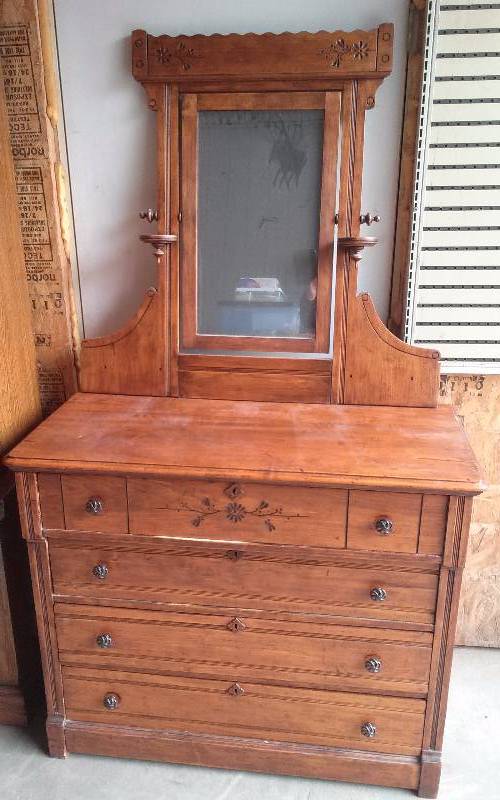 lot 87 image: Antique Spoon Carved Dresser with Mirror, 36x42x19