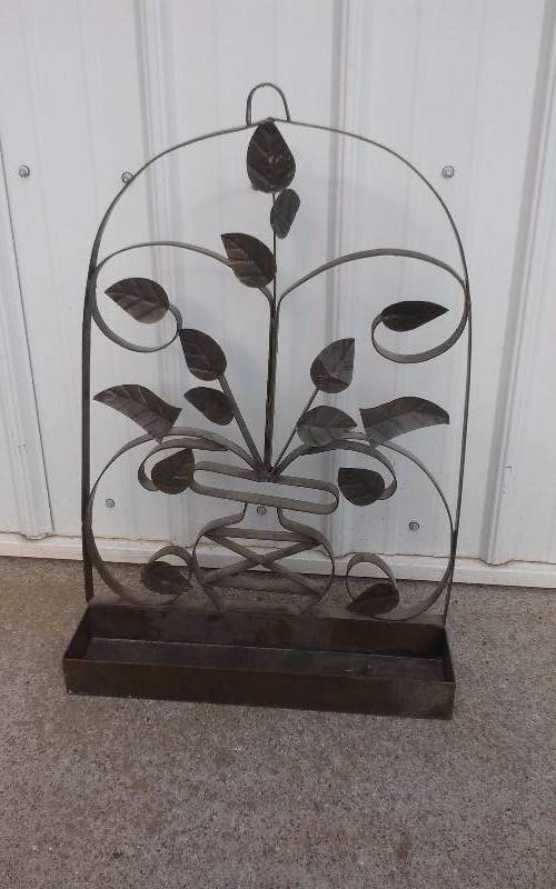 lot 93 image: Large Metal Flower Pot Holder, 26x18x5