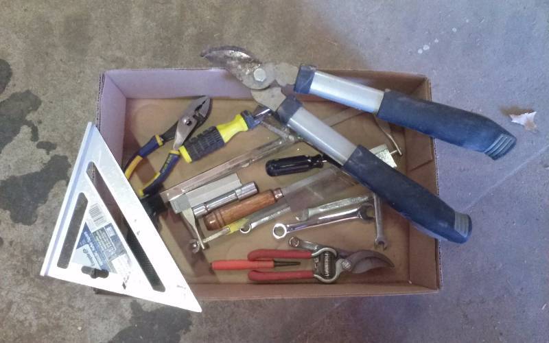 lot 105 image: Lot - Misc Handheld Tools, Snippers, Pliers, etc