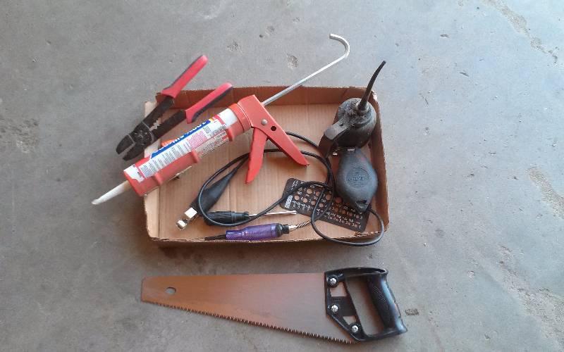 lot 125 image: Lot - Misc Oil Can, Saw, Caulking Gun, Etc