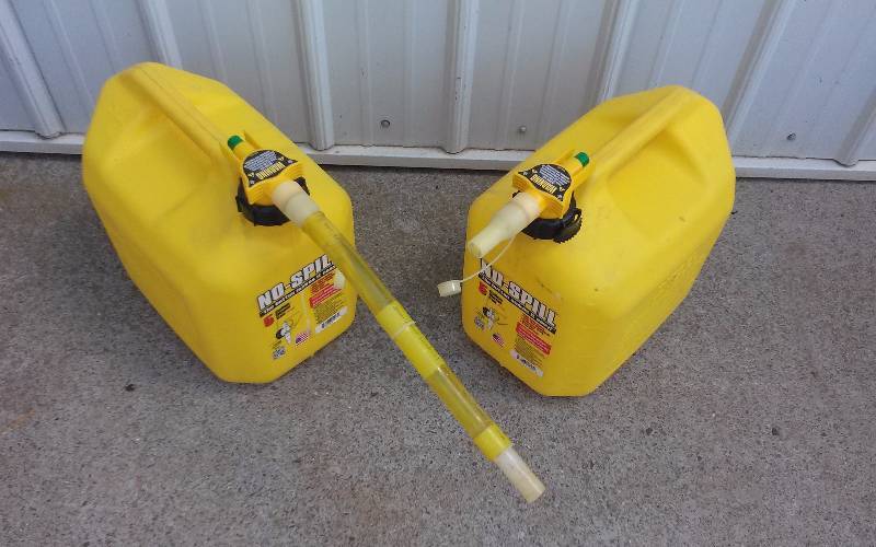 lot 139 image: Lot - (2) 5 Gallon Diesel Containers