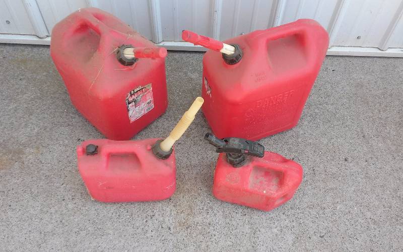lot 141 image: Lot - (4) Gas Containers - 1 & 5 gallons, 5 gallon has some content