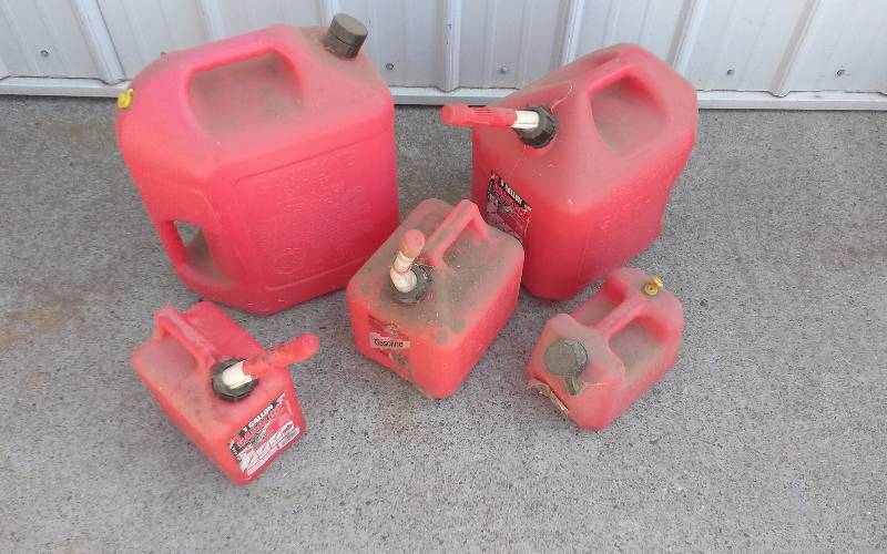lot 142 image: Lot - (5) Gas Containers - 1, 2 & 5 gallons, 5 gallon has some content