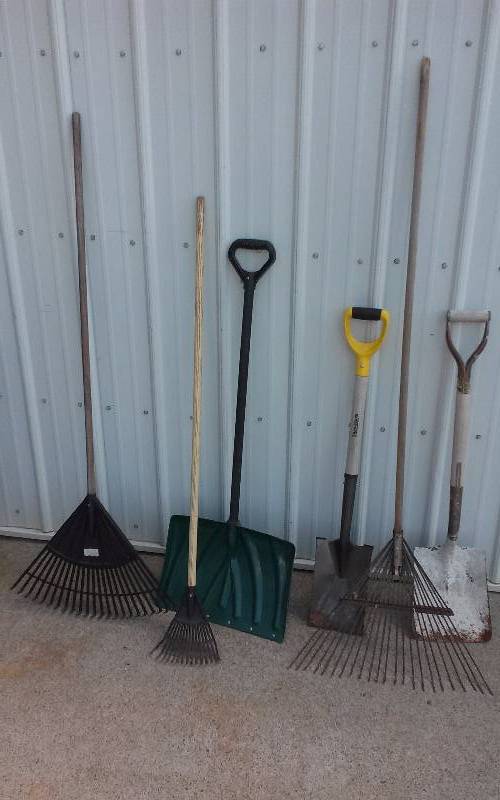 lot 146 image: Lot - Longhandled Tools - Shovels, Rakes