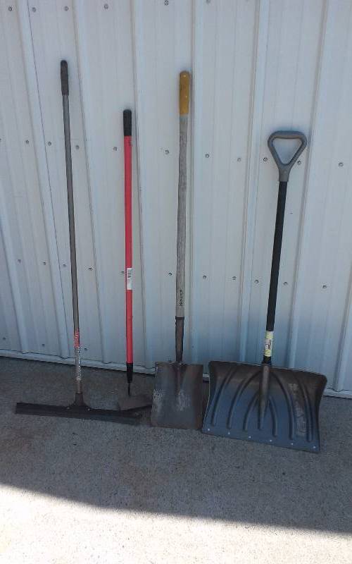 lot 147 image: Lot - Longhandled Tools  - Shovel, Squeegie, etc